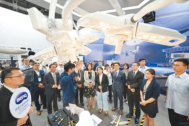 副總統蕭美琴走訪2024年醫療展新增設的「智慧醫療主題館」及「遠距醫療暨智慧醫材主題館」，並與業者進行熱烈交流。圖／貿協提供