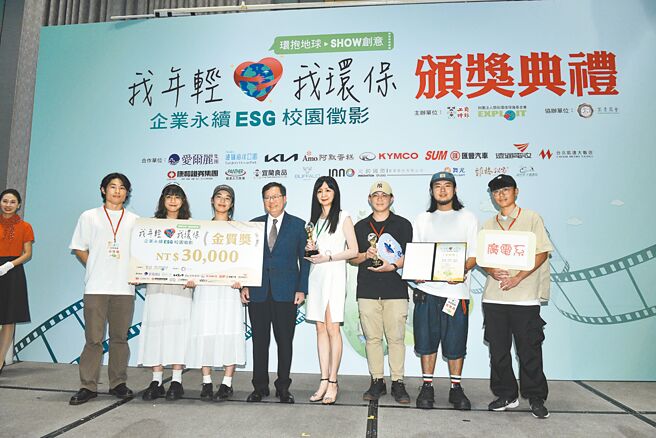 銘傳大學得獎學生、海峽交流基金會董事長鄭文燦、開拓基金會董事長黃慧芳合影。