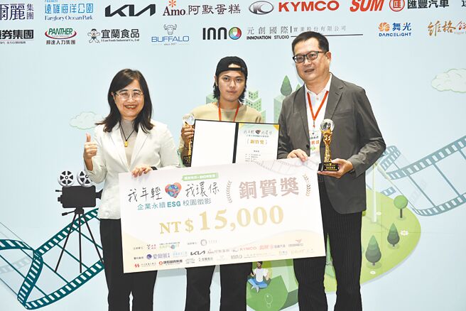 臺灣藝術大學得獎學生、臺北市副市長林奕華、開拓基金會董事虞煥榮合影。