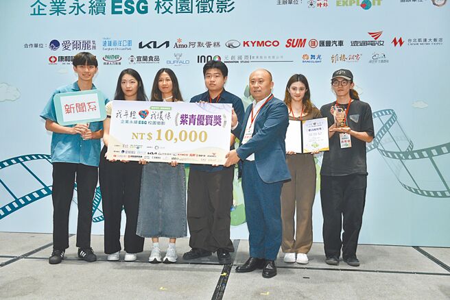 銘傳大學得獎學生、紫青商會總會長朱炫吉合影。