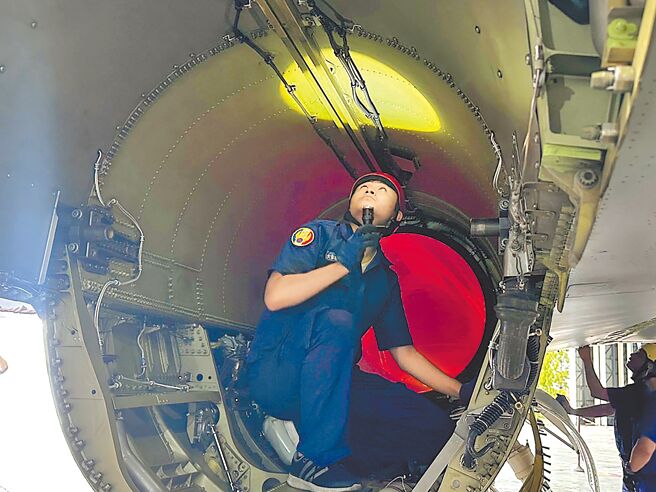 空军F-16V大本营嘉义第四联队，首度全程公开F-16V战机跨子夜训练，以及地勤周期检查项目，让国人一睹空军弟兄日夜全神守护台海不为人知的辛苦面。图为F-16战机进行厂内检查项目。（叶庭欣摄）