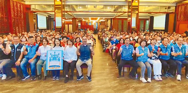 儘管行政院覆议已遭否决，国民党23日仍在嘉义市举办国会改革说明会，一起喊「加油！」（廖素慧摄）