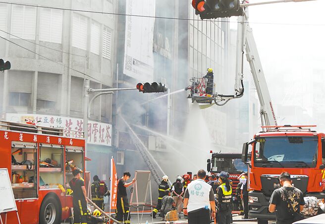 花莲市公正街欧桑米粉汤23日中午发生火警，火势在强劲风势助燃下一发不可收拾。（罗亦晽摄）