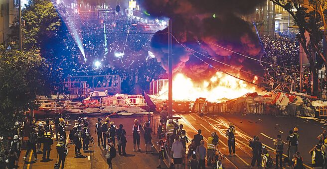 2019年11月香港理工大学发生激烈示威，其中8男被控暴动罪，22日被判处监禁3到4年。图为2019年8月，香港反送中发生街头纵火。（中新社）