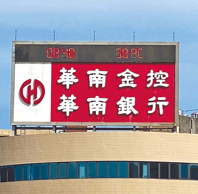 新北市淡水區23日上午8時許，戶外溫度顯示已達38℃。（民眾提供／張鎧乙新北傳真）