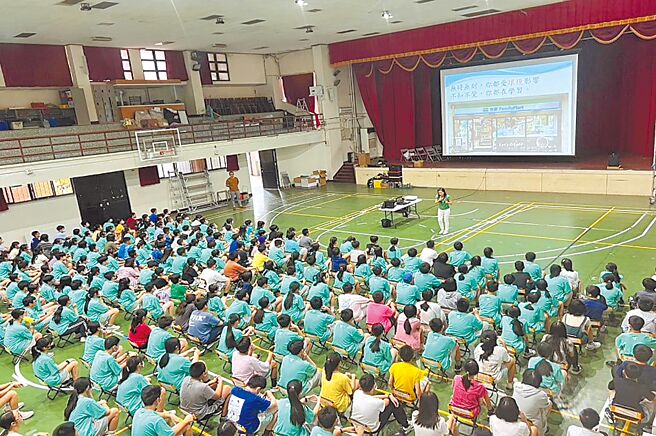 新竹市政府此次补助育贤国中活动中心设置全彩LED大屏幕设备，以利大型集会活动的办理。（新竹市政府提供／陈育贤新竹传真）