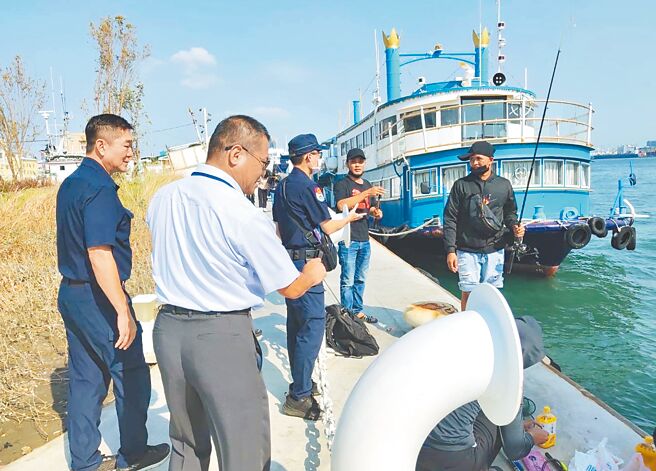 高雄哈玛星近来有多名钓客在鼓山渔港码头垂钓，高雄市海洋局将与警方持续稽查。（民眾提供／林瑞益高雄传真）