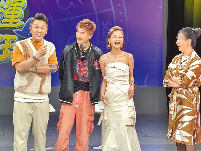 何篤霖（左起）、Tommy、丟丟妹、陳亞蘭在節目上相談甚歡。（JET綜合台提供）