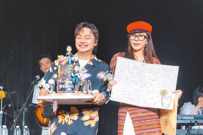 賴銘偉（左）22日舉辦個唱，温嵐登台合唱力挺。（存摺攝影提供）