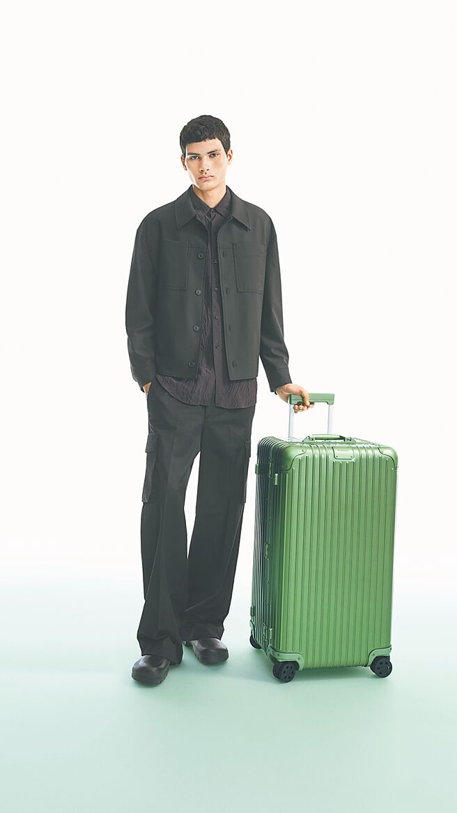 Rimowa新色潮到讓人印象深刻，翡翠綠色在市面上絕對難尋對手。售價4萬8000元至7萬8100元。（Rimowa提供）