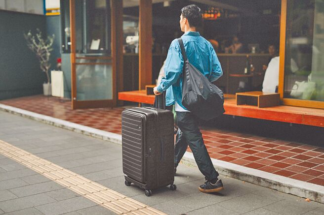 LOJEL全新黑色Cubo箱，耐髒又低調，適合不喜張揚的消費者選購。售價1萬800元至1萬4800元。（LOJEL提供）