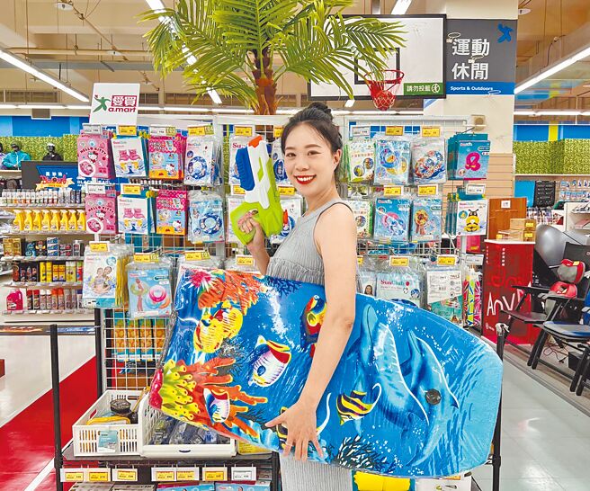 夏日解暑促銷，愛買量販「夏季瘋」冰品、飲料啤酒、戲水用品滿額現折。（愛買提供）