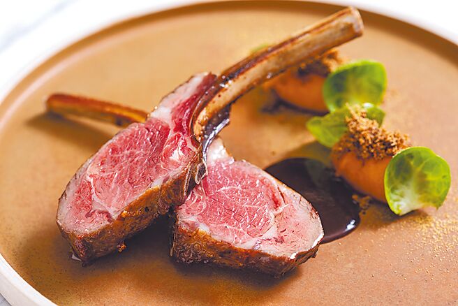 台北米其林一星A CUT牛排馆，推出「盛夏的岛屿之心」夏季新菜，以夏季100日内採收的水果等食材，搭配新鲜草本香料，透过榨汁、风乾、佐味等手法，演绎「炉烤美国乾式熟成30天羊排（见图）」等全新美食。（台北国宾大饭店提供）