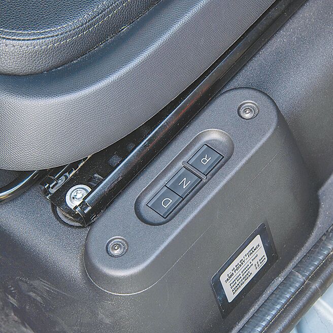 駕駛座左側為換檔按鈕。（陳大任攝）