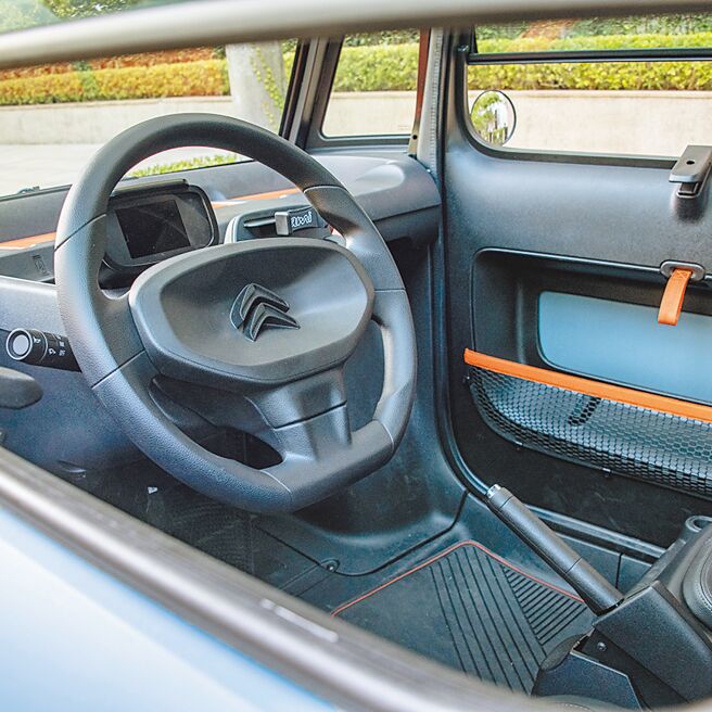 方向盤握感佳但偏重手。（陳大任攝）