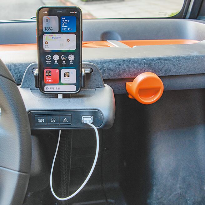 手機充電架頗具設計感。（陳大任攝）