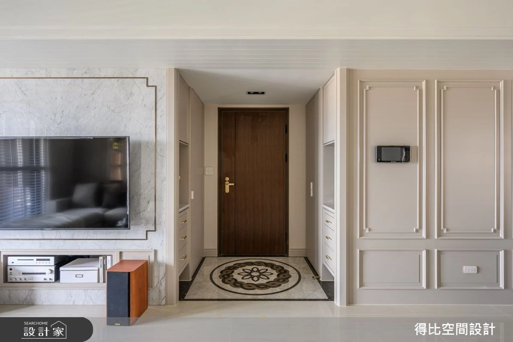 坪數相同設計大不同！美式新古典對決時尚現代風，讓客廳成為你展現品味的舞台 (圖/設計家searchome)