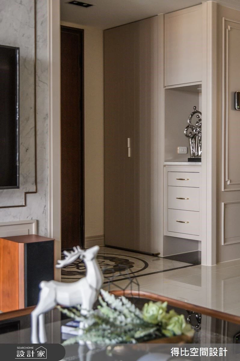 坪數相同設計大不同！美式新古典對決時尚現代風，讓客廳成為你展現品味的舞台 (圖/設計家searchome)