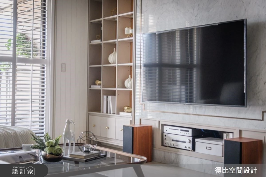 坪數相同設計大不同！美式新古典對決時尚現代風，讓客廳成為你展現品味的舞台 (圖/設計家searchome)