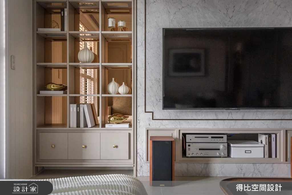 坪數相同設計大不同！美式新古典對決時尚現代風，讓客廳成為你展現品味的舞台 (圖/設計家searchome)