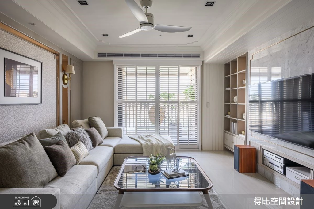 坪數相同設計大不同！美式新古典對決時尚現代風，讓客廳成為你展現品味的舞台 (圖/設計家searchome)