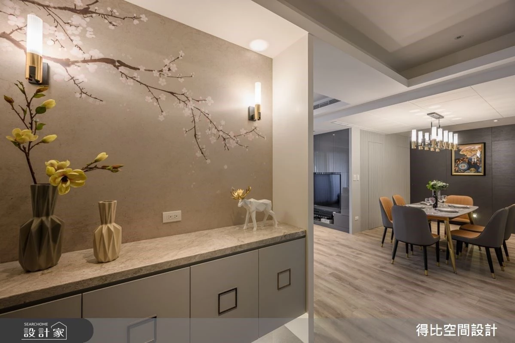 坪數相同設計大不同！美式新古典對決時尚現代風，讓客廳成為你展現品味的舞台 (圖/設計家searchome)