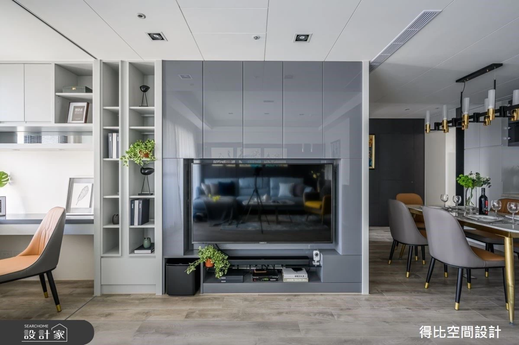 坪數相同設計大不同！美式新古典對決時尚現代風，讓客廳成為你展現品味的舞台 (圖/設計家searchome)