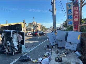 苗栗女駕車自撞路邊電箱   整輛車烏龜翻4人受傷送醫
