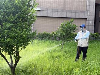 台南登革热防疫提前部署 黄伟哲到高风险里示范户外喷药