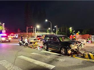 嘉義死亡車禍！男自撞安全島「車全毀」   受困駕駛座不治