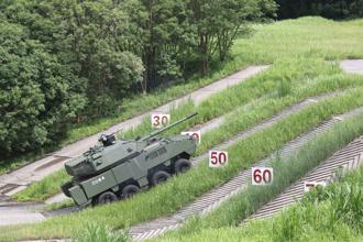 國造105公厘輪型戰車公開亮相 展現優異操控性能