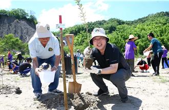 日月光攜手林保署植樹造林 7年種近13萬棵樹苗 