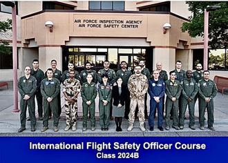 首位！空軍F-16女飛官赴美受訓 著飛行服與各國菁英合影曝光