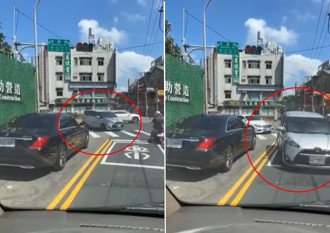 轉彎遇到逆向賓士　「頭又大」竟逆向閃躲！路口全卡死