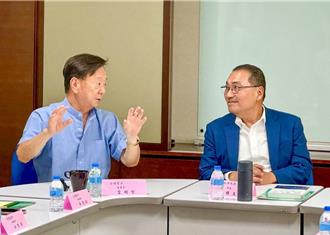 侯友宜拜訪公信電子 盼攜手打造電動車示範基地