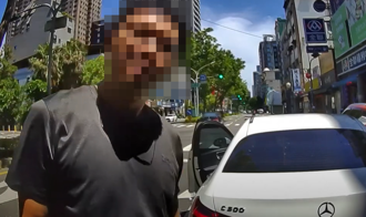 要路边停车不爽被叭 C300车主「敲公车玻璃」爆纠纷