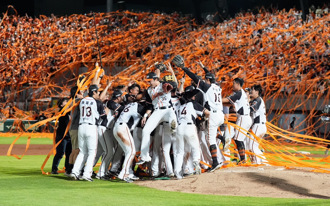 中职》台南棒球场成橘海 统一狮夺队史第17座季冠军