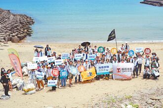 陽明海運辦淨灘活動 守護海岸線
