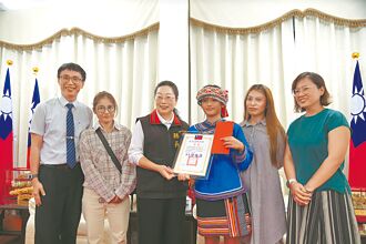 花蓮 黃詩婷、林淳翊逆境爭氣 獲總統教育獎