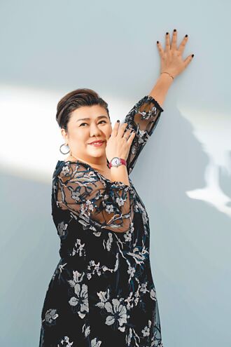 林美秀巧扮時尚貴婦