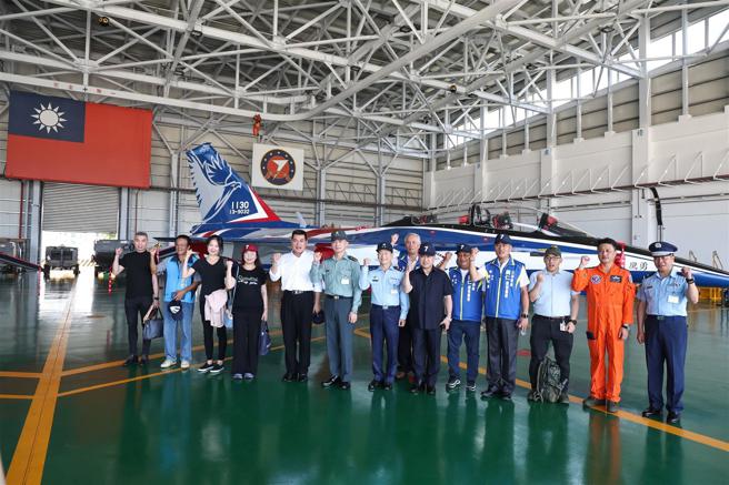  行程中，考察團與勇鷹高教機合影留念，肯定國防自主發展。（記者黃迪明攝）