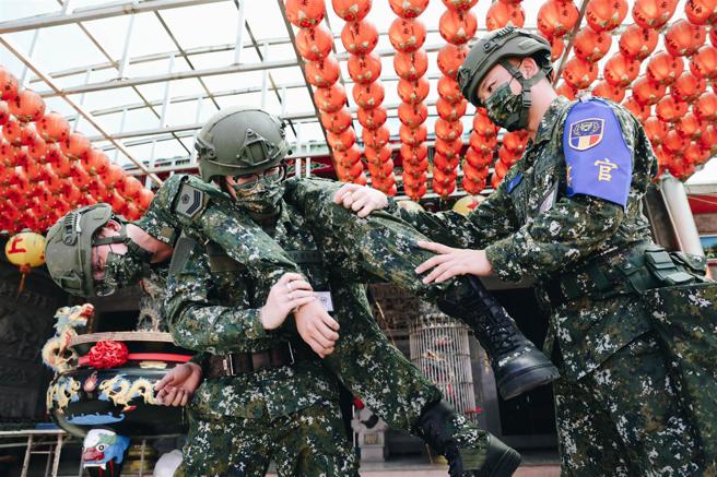 召员在教官指导下採救火员背负法，抓紧邻兵双手腕，同时弯身以核心力量将邻兵扛起。（记者袁铭骏摄）