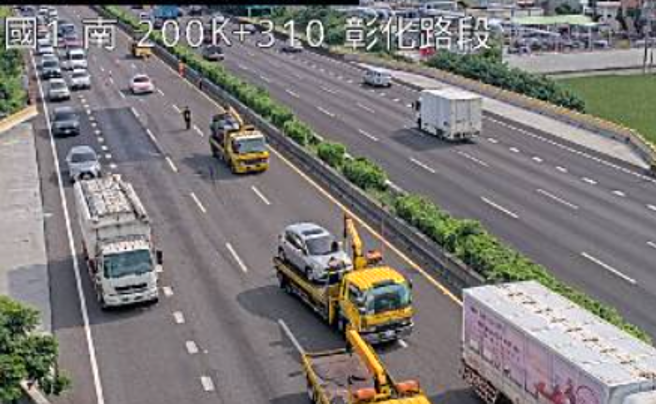国1南向彰化段25日上午发生2大1小追撞事故。( 翻摄高速公路1968 )