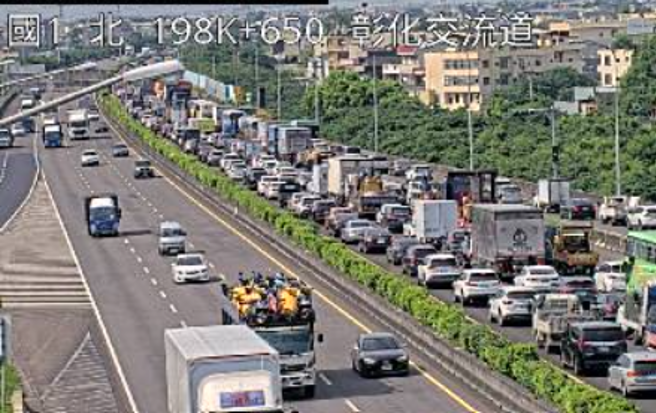 国1南向彰化段25日上午发生2大1小追撞事故。( 翻摄高速公路1968 )