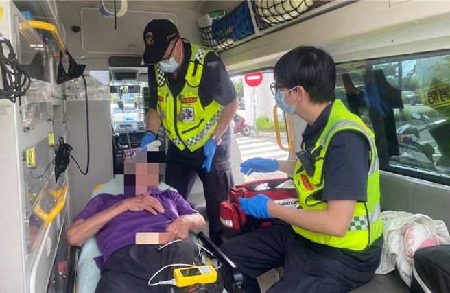 连日高温，台中市乌日区79岁邓姓老翁日前疑因曝晒艳阳，当街腿软倒地，警消赶赴现场发现，邓翁体温高达41.5度，幸送医后无碍。（民眾提供／潘虹恩台中传真）