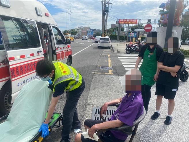 连日高温，台中市乌日区79岁邓姓老翁日前疑因曝晒艳阳，当街腿软倒地，热心外送员发现迅速报案，并搀扶邓翁起身到椅子上休息。（民眾提供／潘虹恩台中传真）