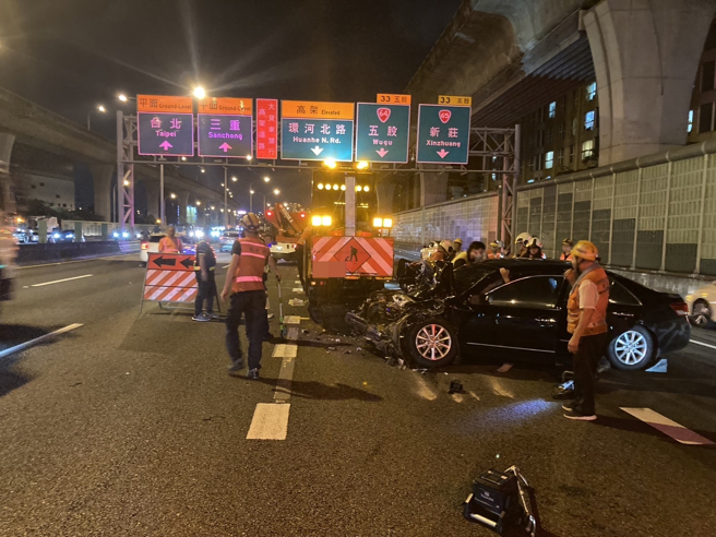 男子駕駛自小客車疑未注意車前狀況，衝撞前方委外施工的作業車，導致車上2人受傷、車頭撞爛。（翻攝畫面）