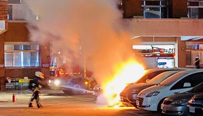 彰化縣警局停車場1輛偵防車24日深夜突然起火燃燒，熊熊火光照亮黑夜。（民眾提供／孫英哲彰化傳真）