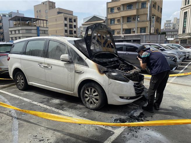 彰化縣警局24日深夜發生火燒車事件，25日上午彰化縣消防局及彰化縣警局均派員到場調查。（孫英哲攝）