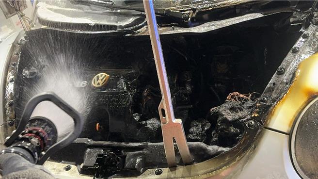 台湾大道4段加油站25日凌晨发生车辆自燃案件，警方紧急拿灭火器灭火。（民眾提供）